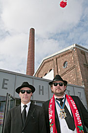Veranstalter Richie Merheim und Achim Pohl vor der Freiheizhalle (Foto: Martin Schmitz)